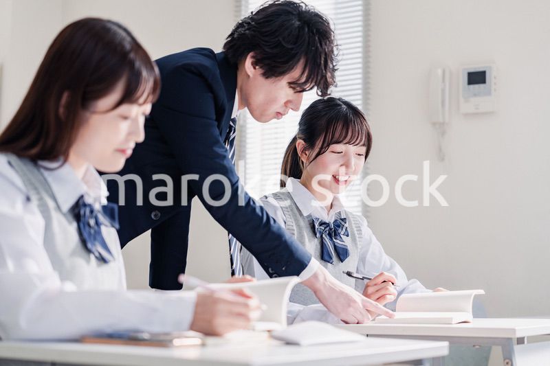 先生の指導を受ける高校生