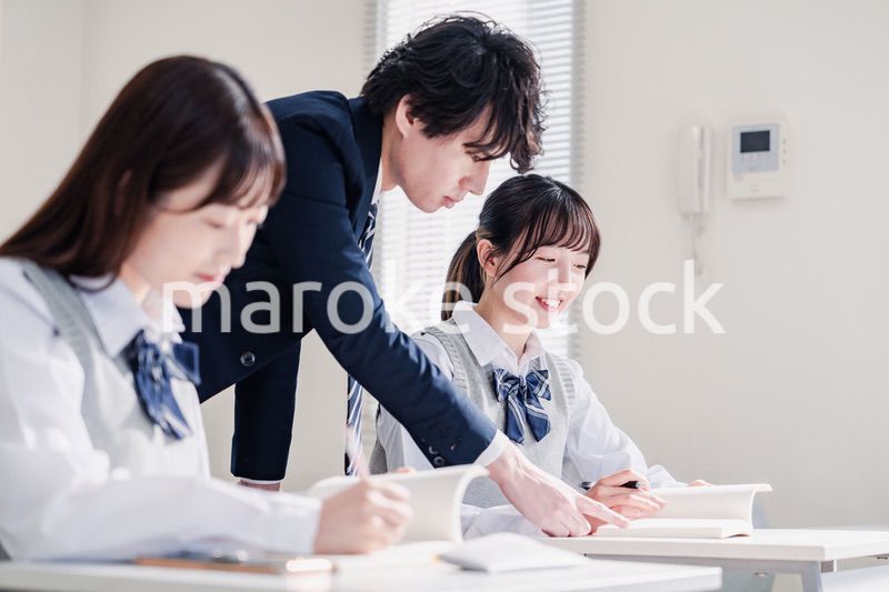 先生の指導を受ける高校生