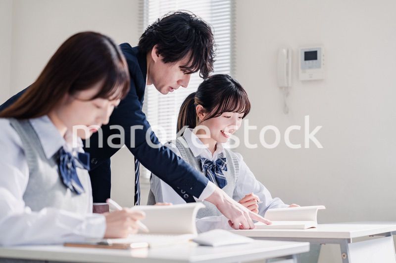 先生の指導を受ける高校生