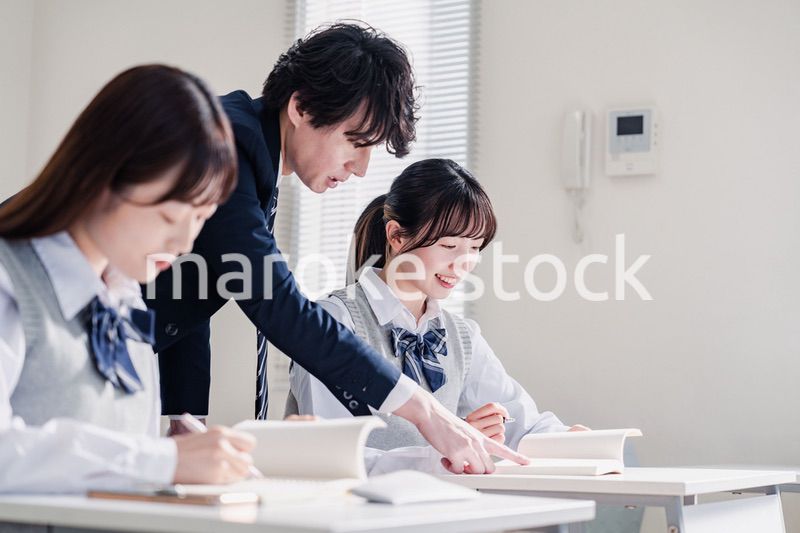 先生の指導を受ける高校生