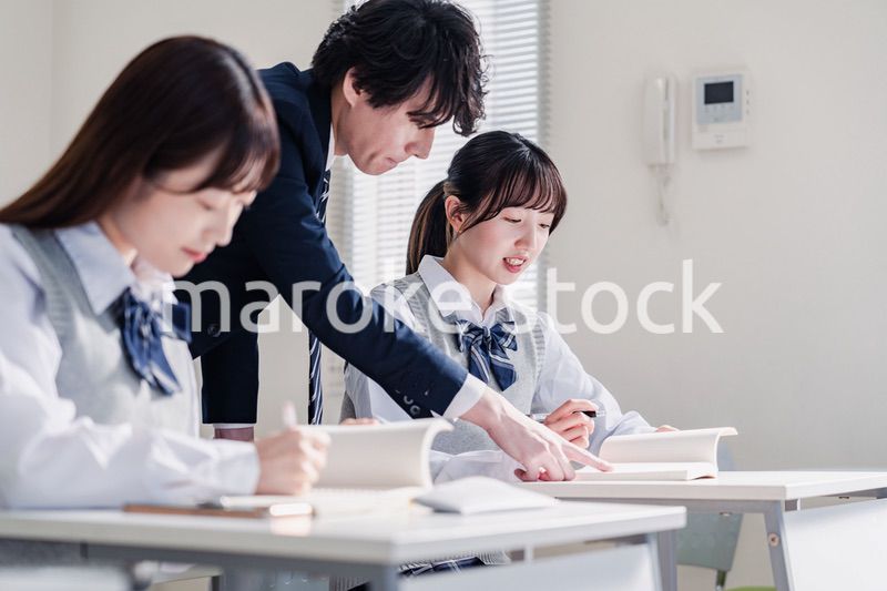 先生の指導を受ける高校生