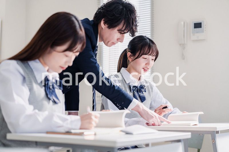 先生の指導を受ける高校生