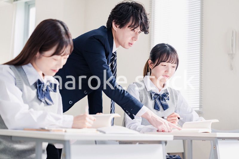 先生の指導を受ける高校生