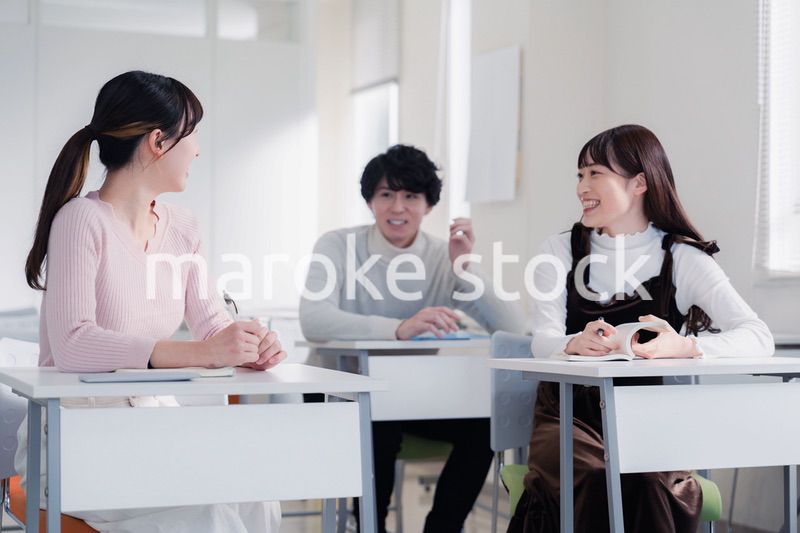 キャンパスで仲良く話をする大学生