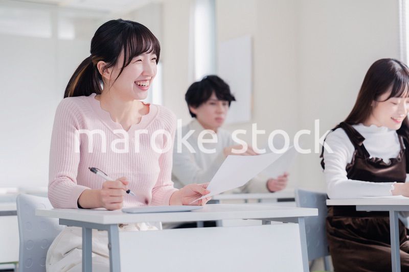 キャンパスで仲良く話をする大学生