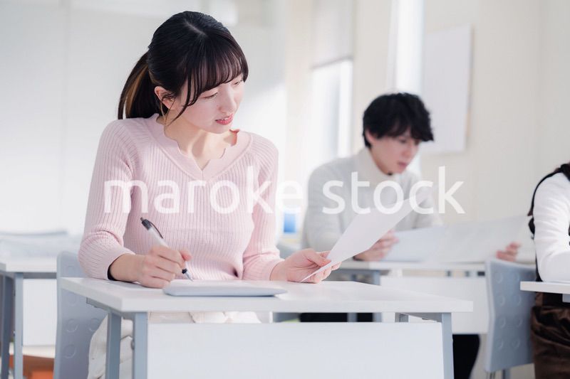 キャンパスで仲良く話をする大学生