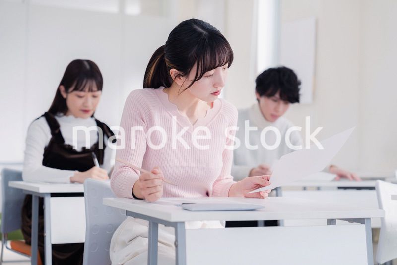 試験を受ける私服の受験生