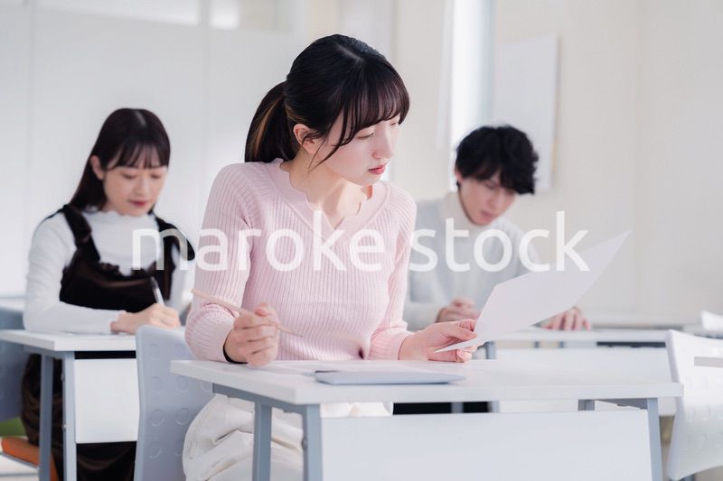 試験を受ける私服の受験生