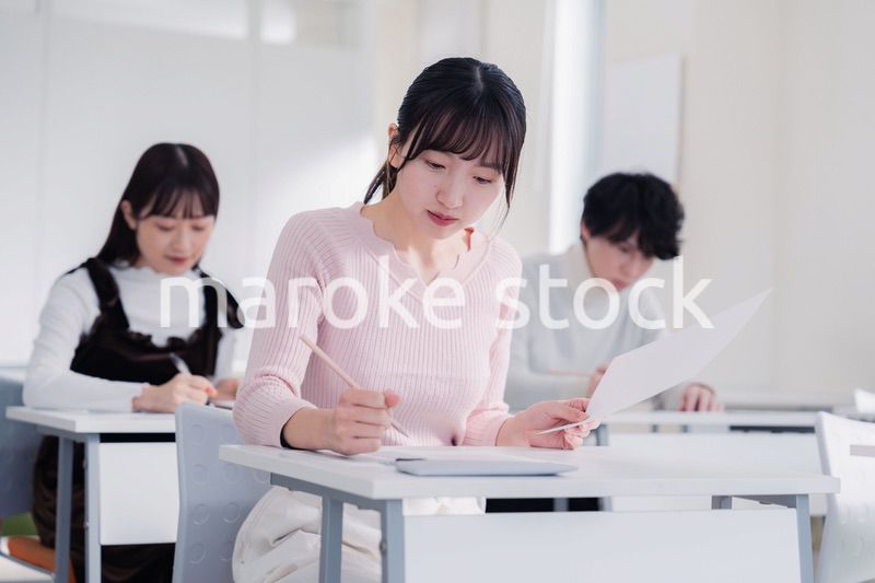 試験を受ける私服の受験生