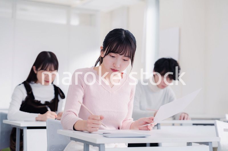 試験を受ける私服の受験生