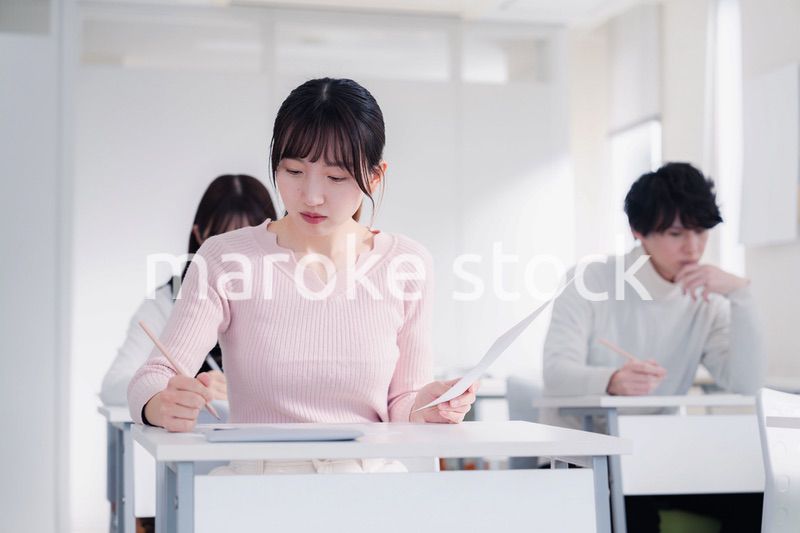 試験を受ける私服の受験生