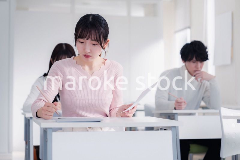 試験を受ける私服の受験生