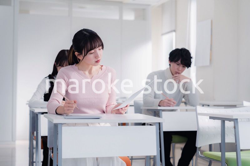 試験を受ける私服の受験生