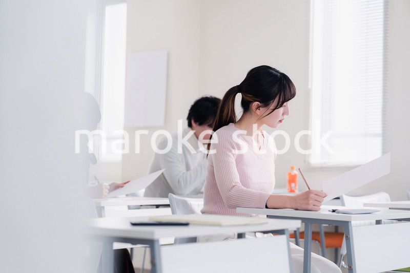 試験を受ける私服の受験生