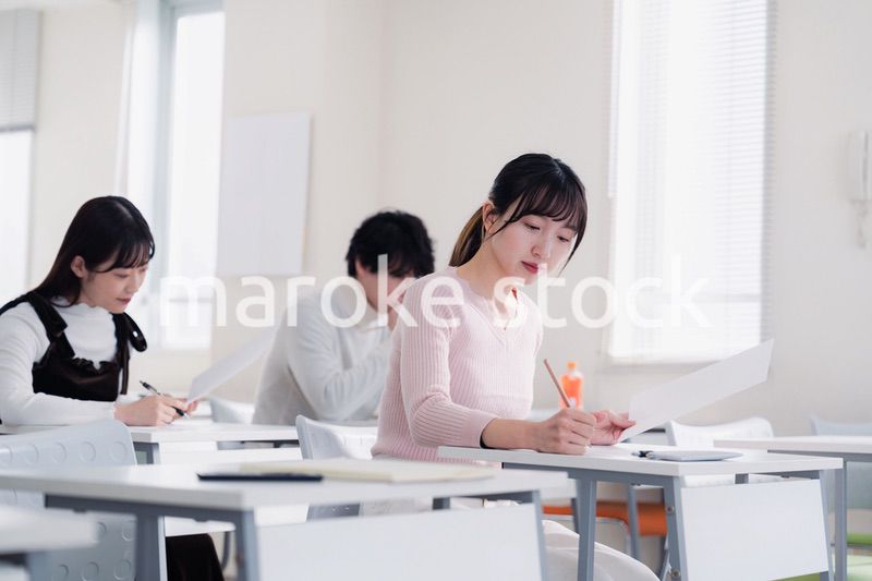 試験を受ける私服の受験生