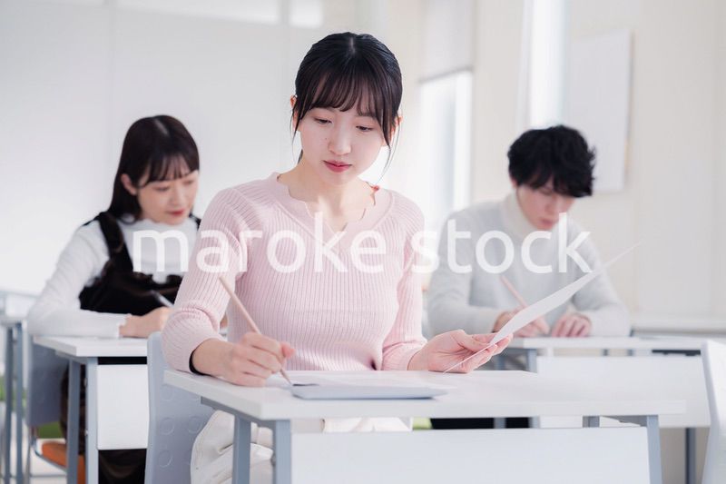 試験を受ける私服の受験生