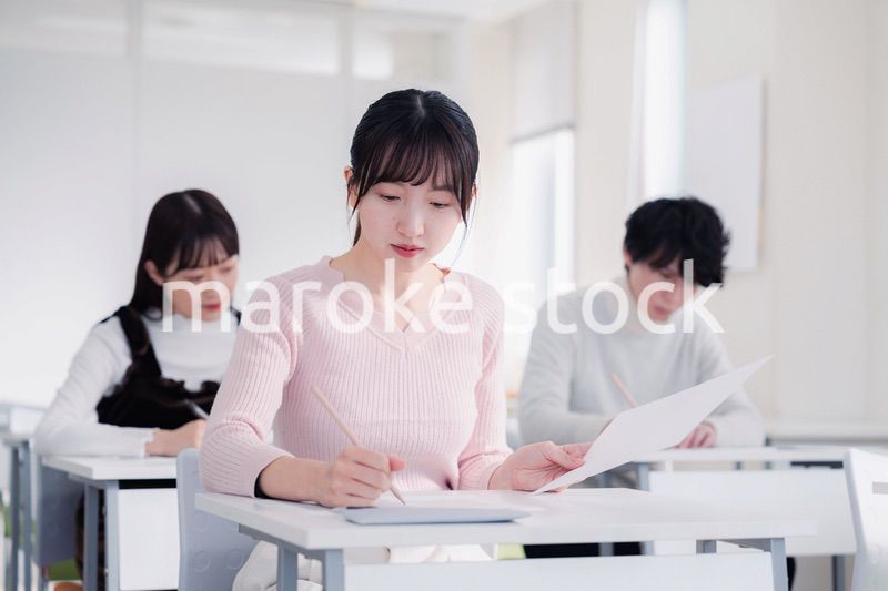 試験を受ける私服の受験生