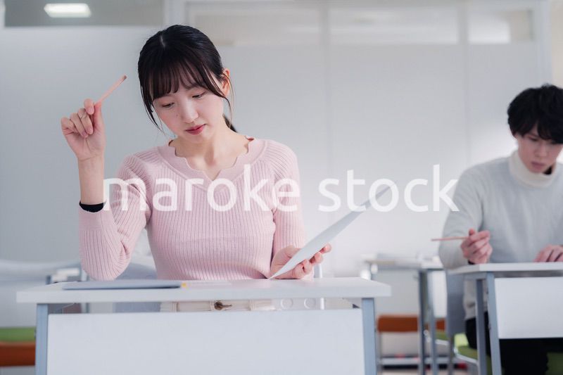 試験を受ける私服の受験生