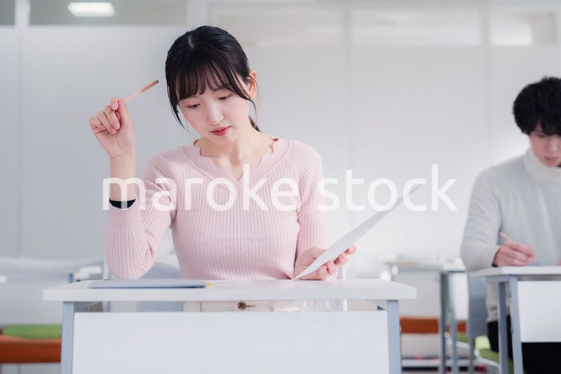 試験を受ける私服の受験生