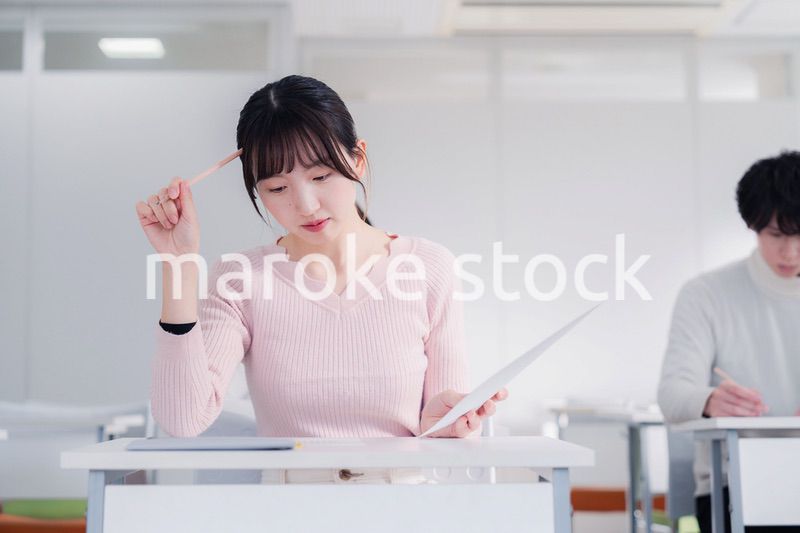 試験を受ける私服の受験生