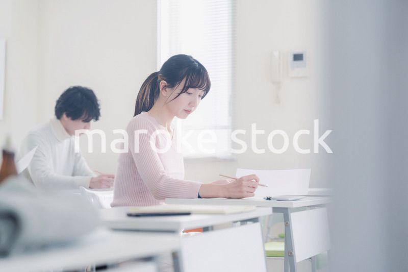 試験を受ける私服の受験生