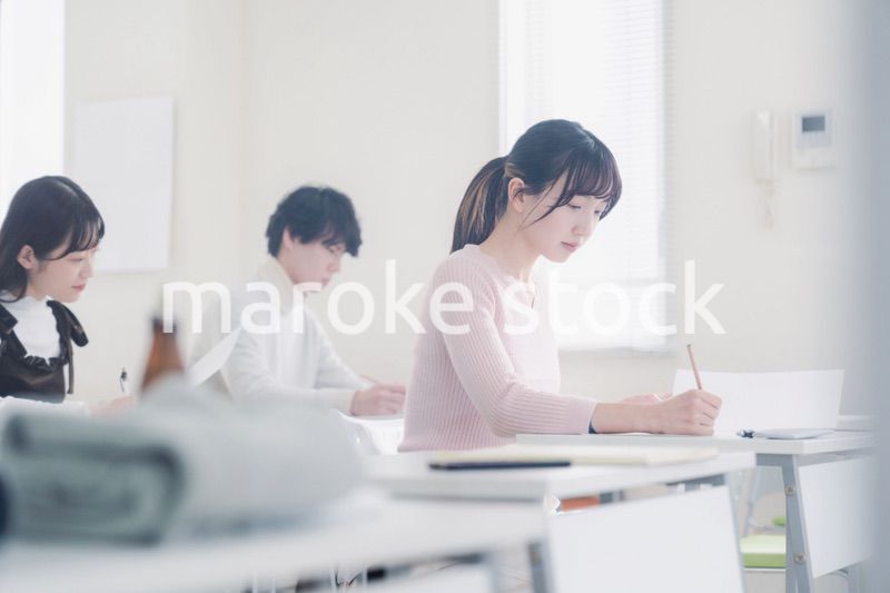 試験を受ける私服の受験生