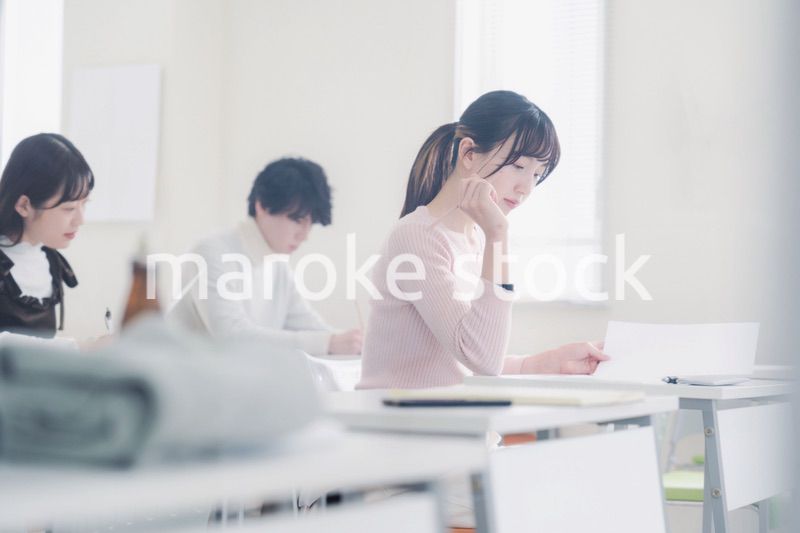 試験を受ける私服の受験生