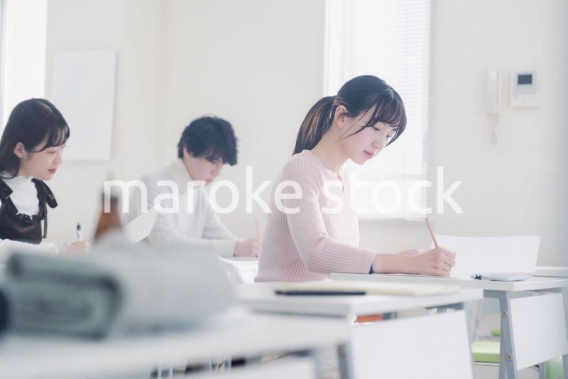 試験を受ける私服の受験生