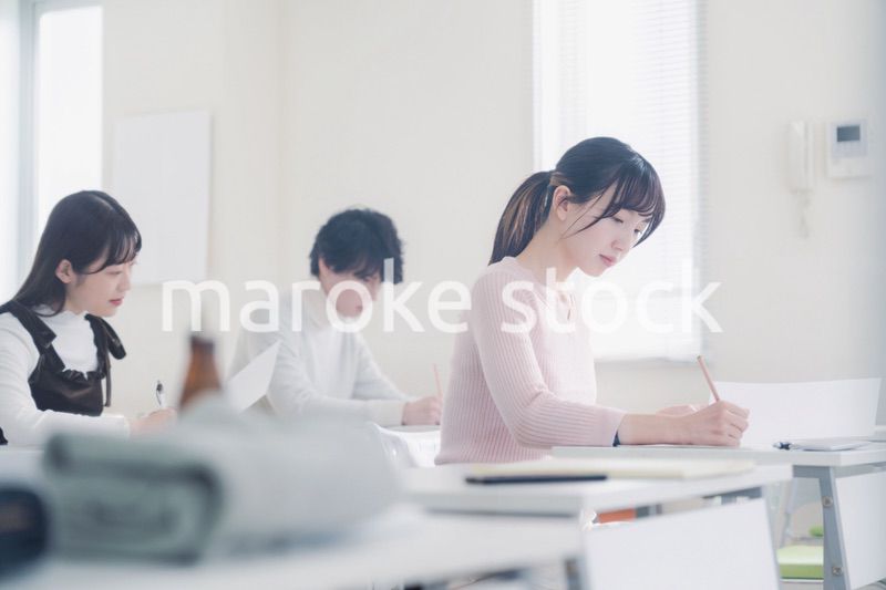 試験を受ける私服の受験生