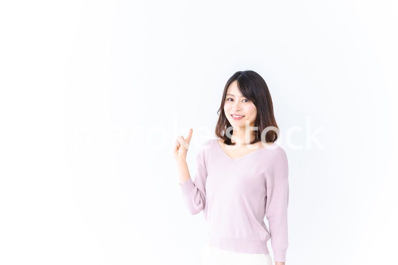 笑顔でおすすめを紹介する若い女性