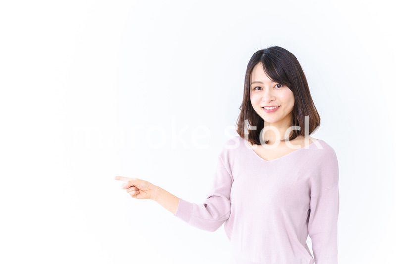 笑顔でおすすめを紹介する若い女性