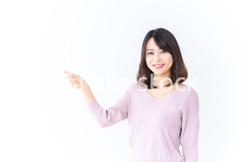 笑顔でおすすめを紹介する若い女性