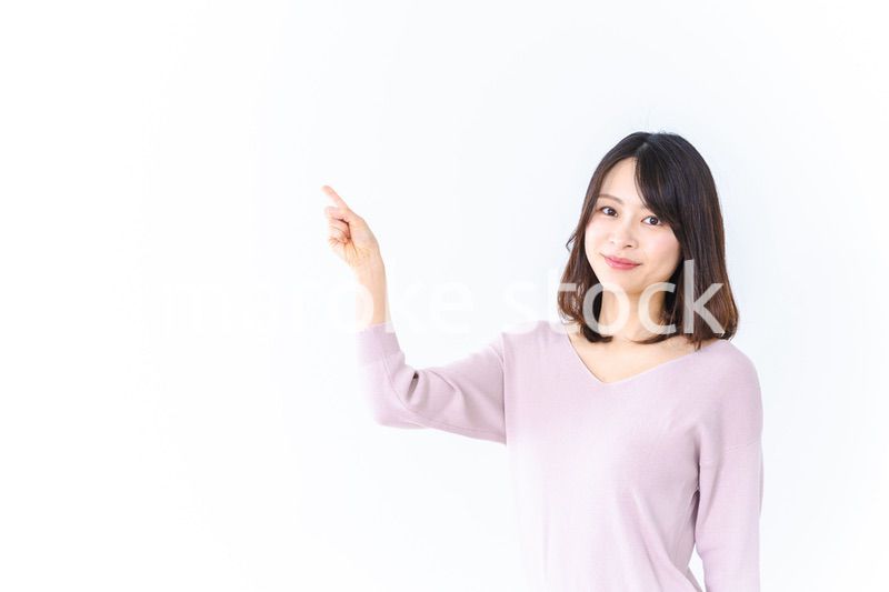 笑顔でおすすめを紹介する若い女性