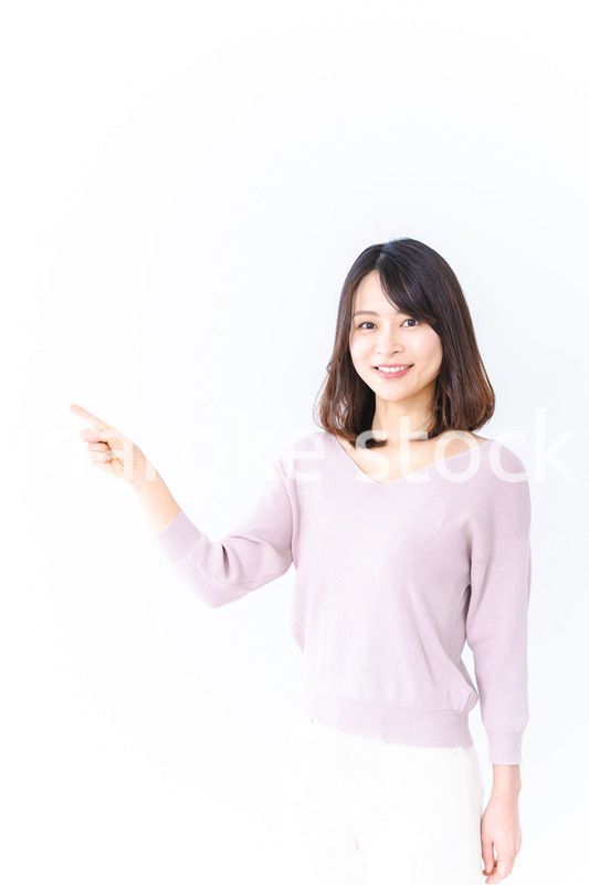 笑顔でおすすめを紹介する若い女性