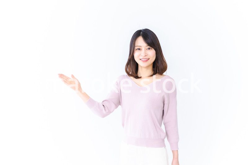 笑顔でおすすめを紹介する若い女性