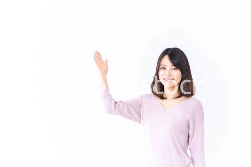 笑顔でおすすめを紹介する若い女性