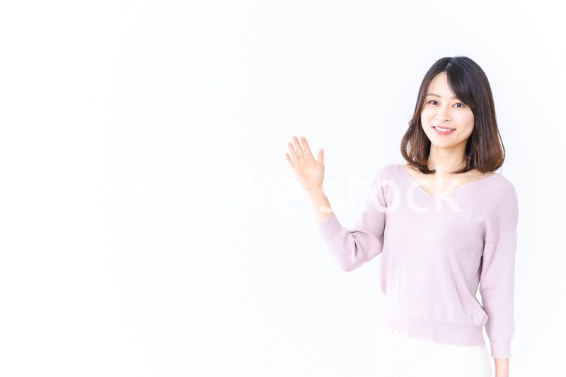 笑顔でおすすめを紹介する若い女性