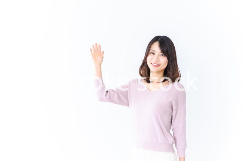 笑顔でおすすめを紹介する若い女性