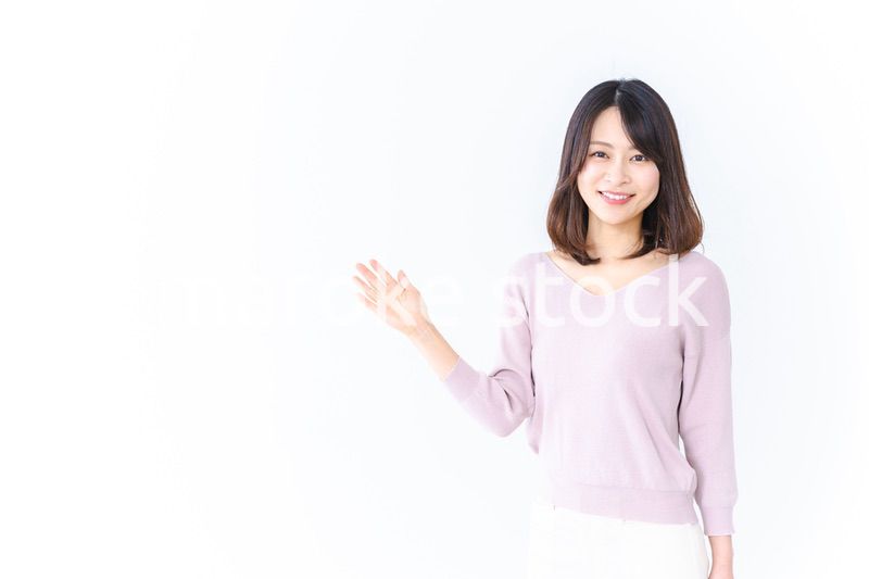 笑顔でおすすめを紹介する若い女性