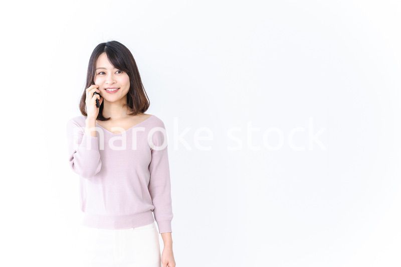 笑顔で電話をかける若い女性