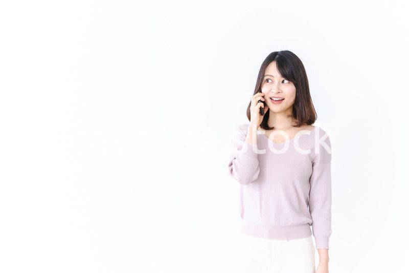 笑顔で電話をかける若い女性