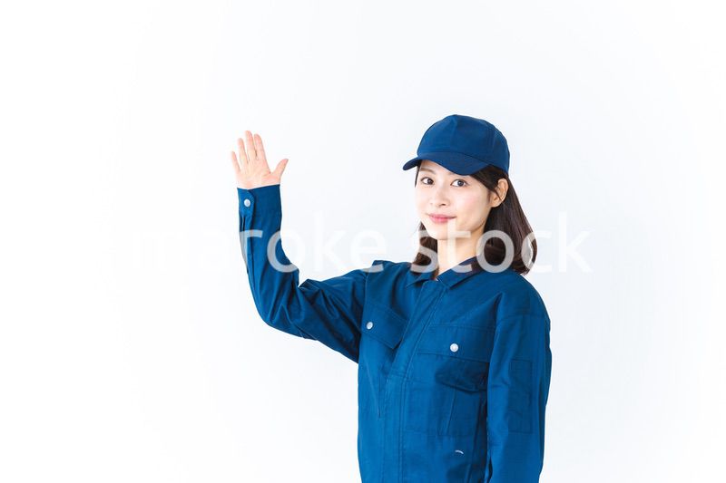 作業服を着て笑顔でご紹介をする若い女性