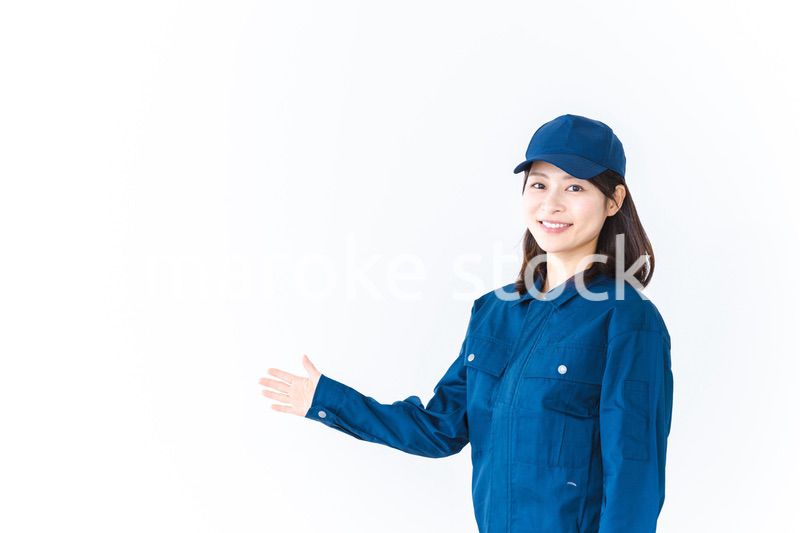 作業服を着て笑顔でご紹介をする若い女性
