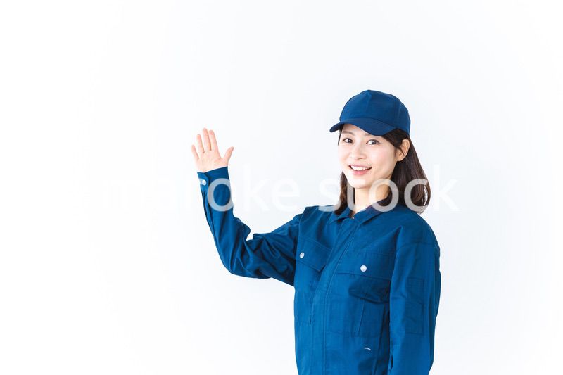 作業服を着て笑顔でご紹介をする若い女性
