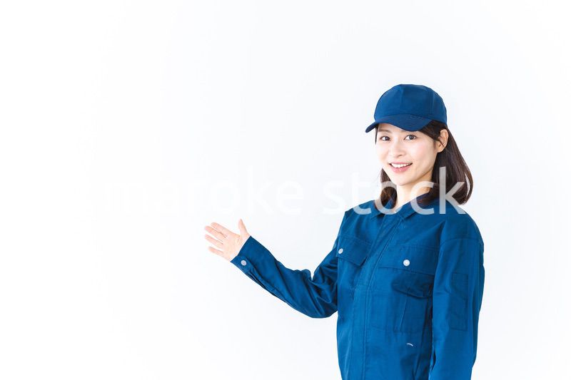 作業服を着て笑顔でご紹介をする若い女性