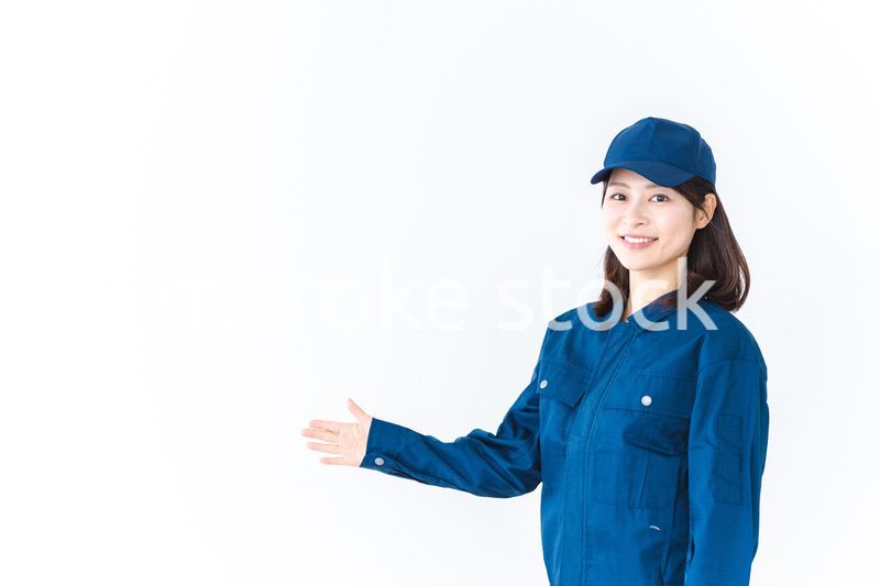 作業服を着て笑顔でご紹介をする若い女性