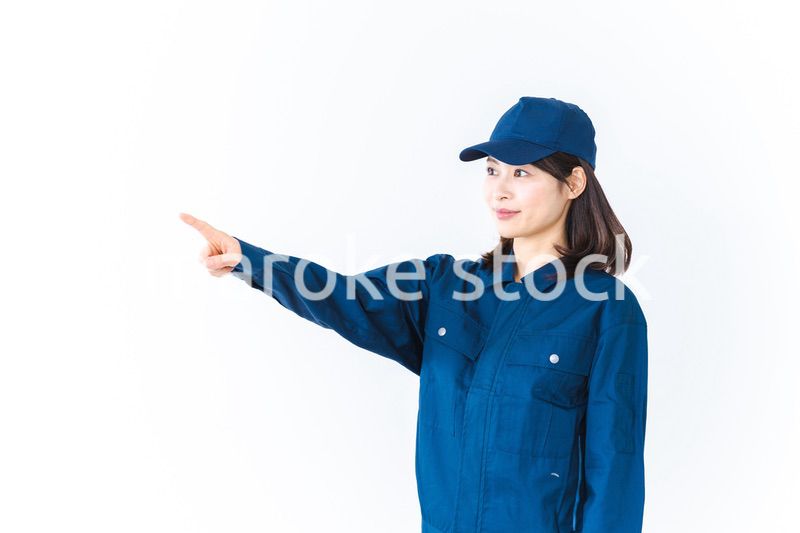 安全確認をする作業服を着た女性