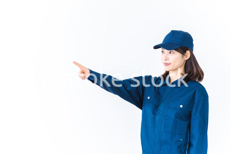 安全確認をする作業服を着た女性