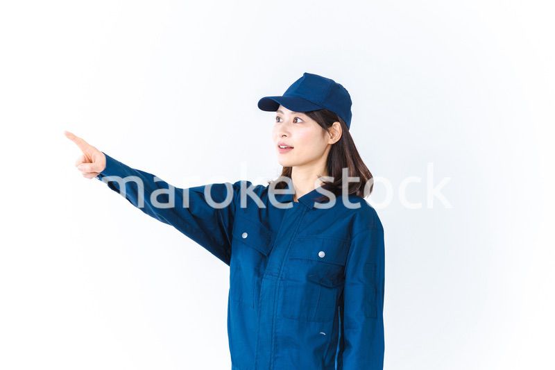 安全確認をする作業服を着た女性