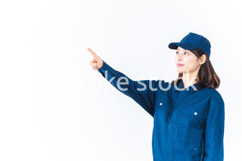 安全確認をする作業服を着た女性